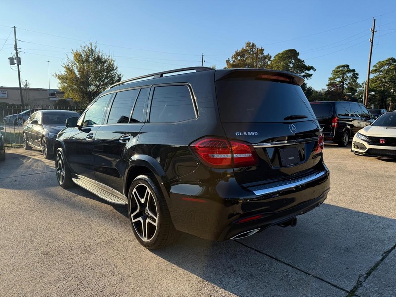 Mercedes-Benz GLS 550 Vehicle Full-screen Gallery Image 08