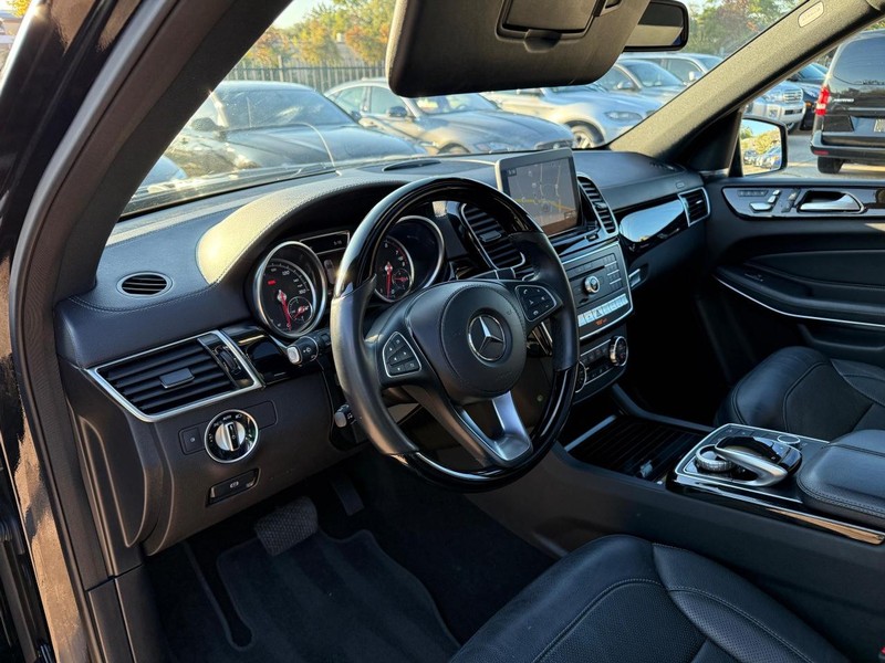 Mercedes-Benz GLS 550 Vehicle Full-screen Gallery Image 10