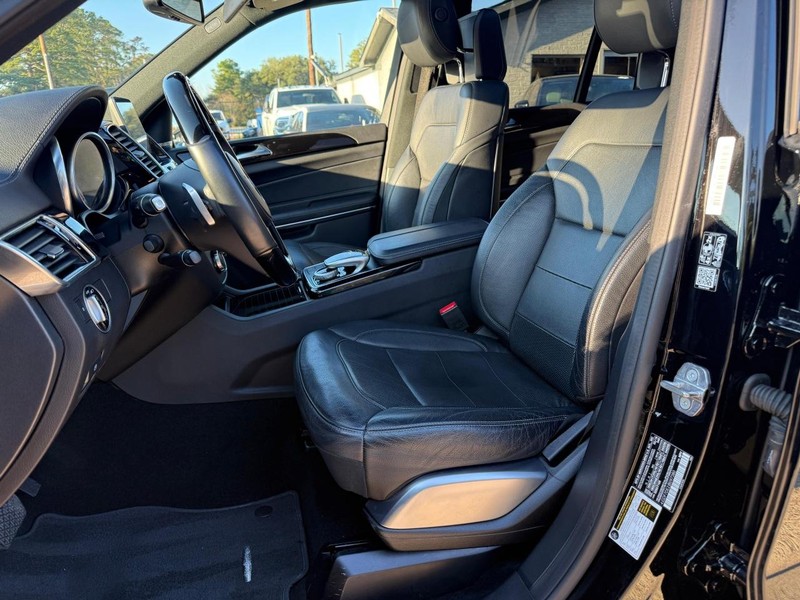 Mercedes-Benz GLS 550 Vehicle Full-screen Gallery Image 11