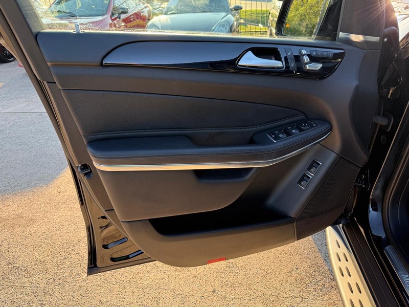 Mercedes-Benz GLS 550 Vehicle Full-screen Gallery Image 12