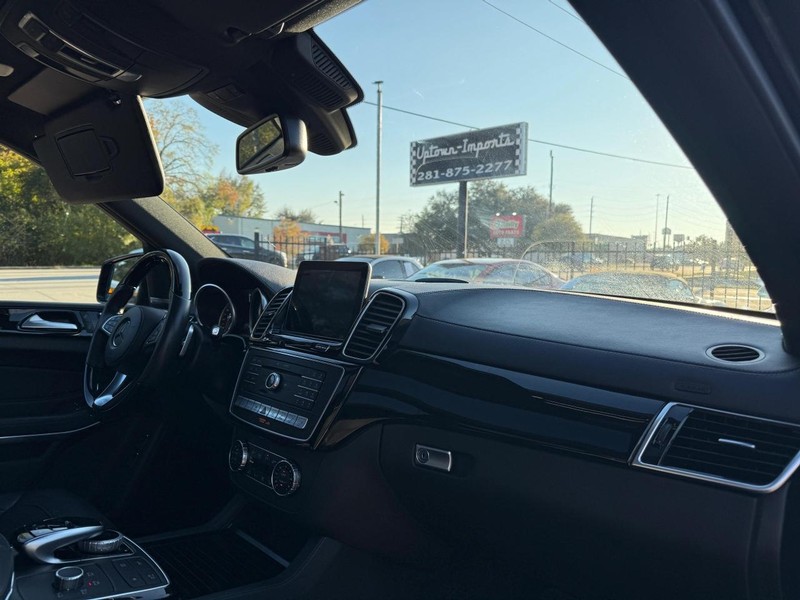 Mercedes-Benz GLS 550 Vehicle Full-screen Gallery Image 13