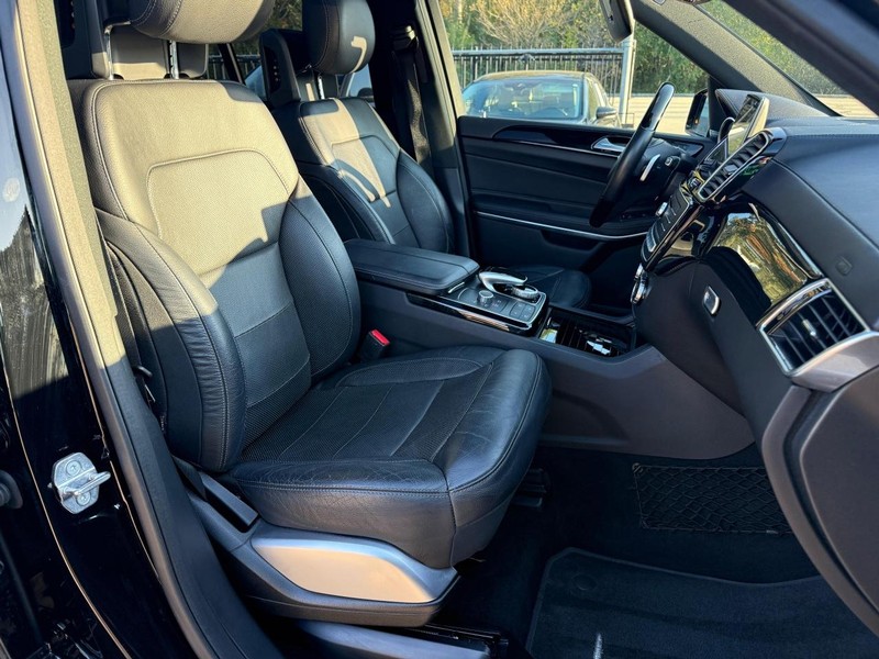 Mercedes-Benz GLS 550 Vehicle Full-screen Gallery Image 14