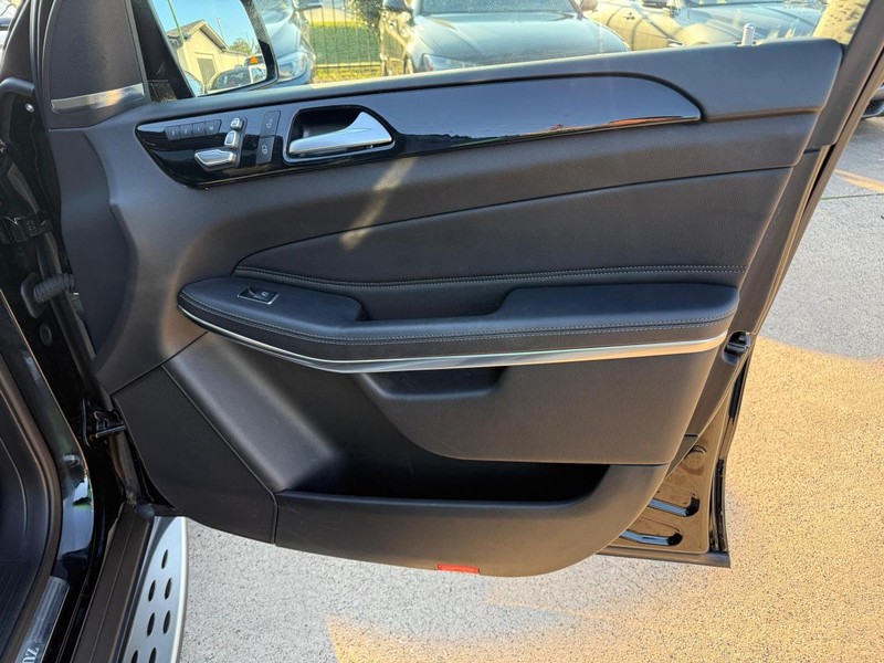 Mercedes-Benz GLS 550 Vehicle Full-screen Gallery Image 15