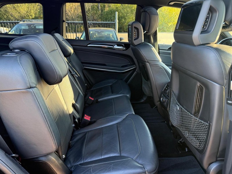 Mercedes-Benz GLS 550 Vehicle Full-screen Gallery Image 16