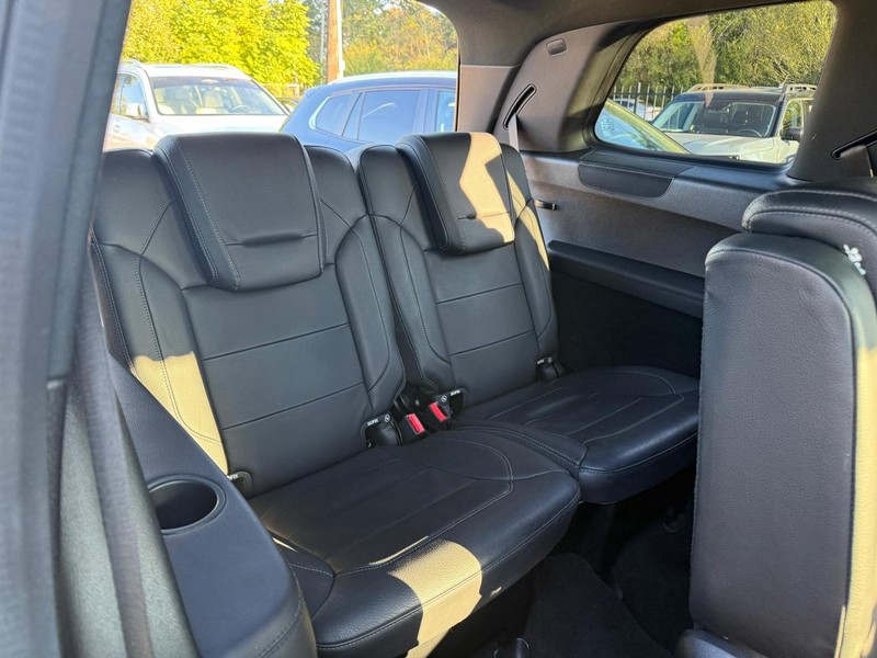 Mercedes-Benz GLS 550 Vehicle Full-screen Gallery Image 17
