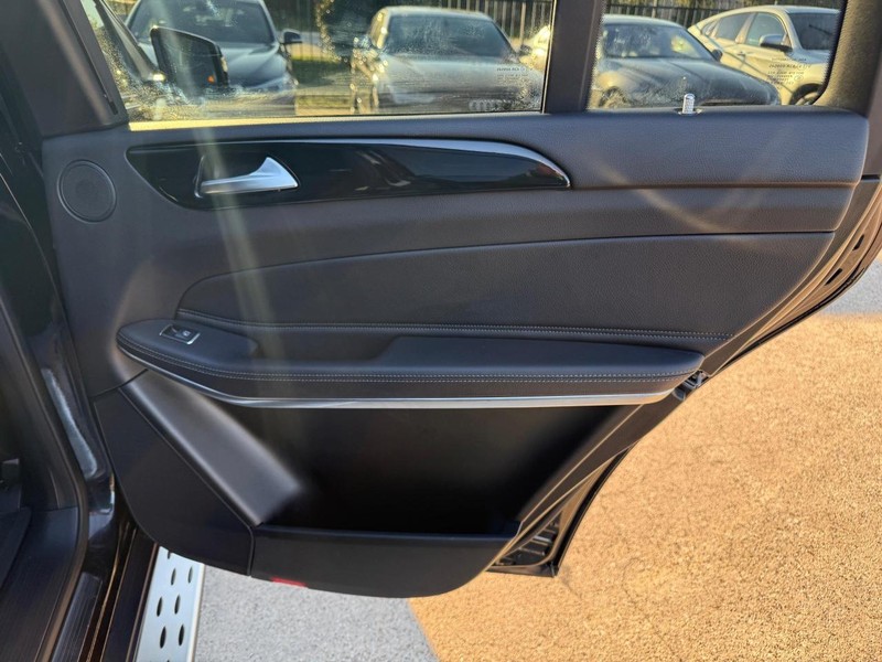 Mercedes-Benz GLS 550 Vehicle Full-screen Gallery Image 18