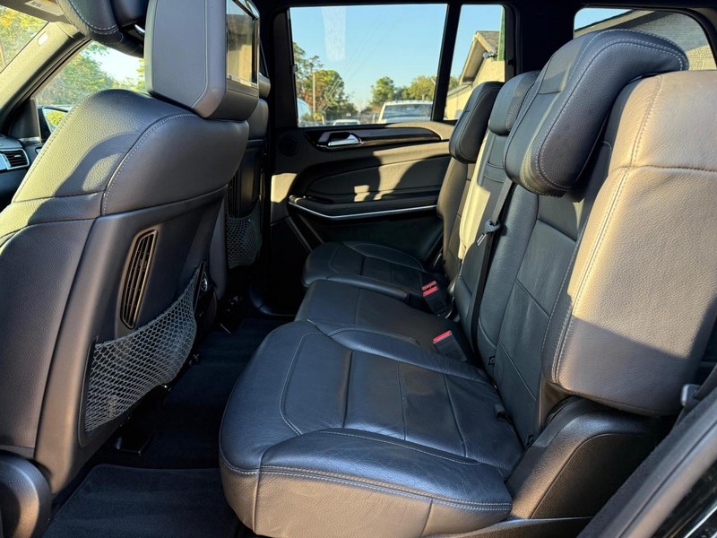 Mercedes-Benz GLS 550 Vehicle Full-screen Gallery Image 19