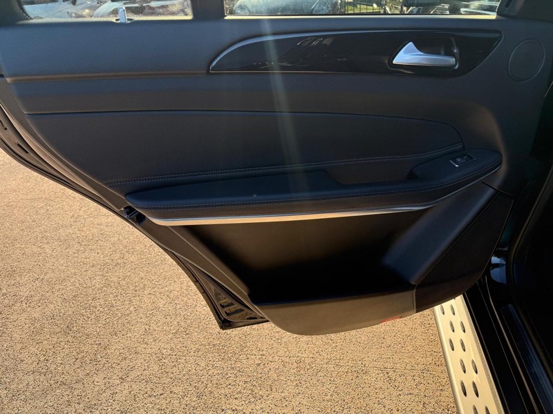 Mercedes-Benz GLS 550 Vehicle Full-screen Gallery Image 21