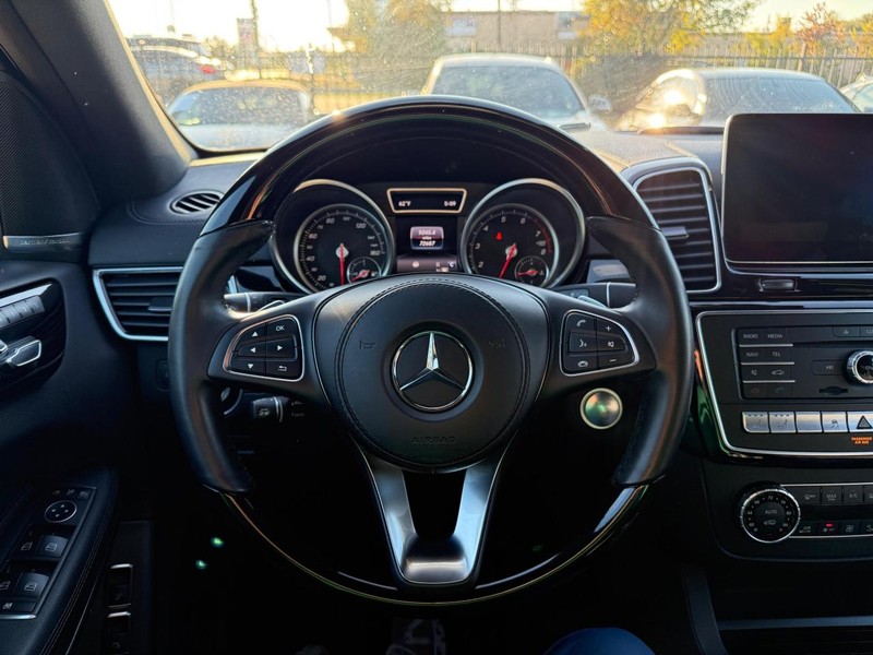 Mercedes-Benz GLS 550 Vehicle Full-screen Gallery Image 22