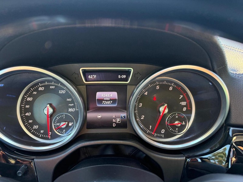 Mercedes-Benz GLS 550 Vehicle Full-screen Gallery Image 23