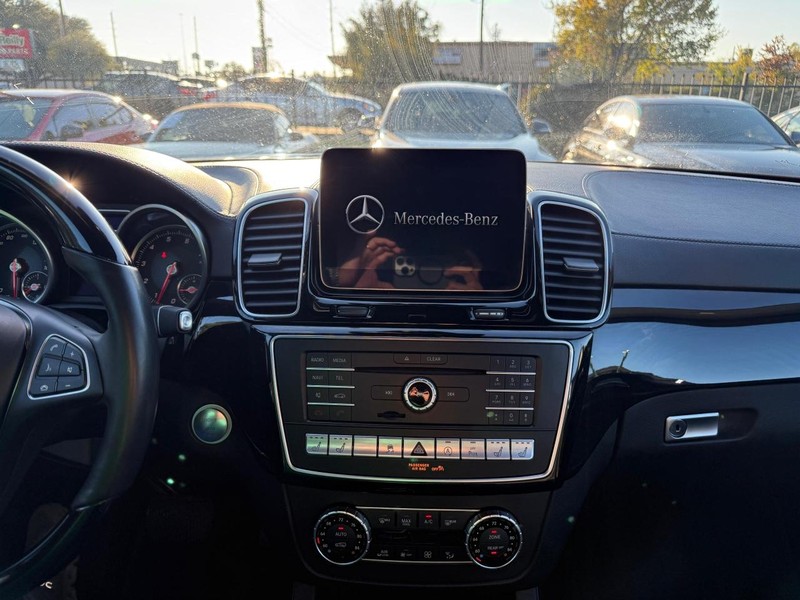 Mercedes-Benz GLS 550 Vehicle Full-screen Gallery Image 24