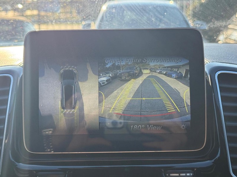 Mercedes-Benz GLS 550 Vehicle Full-screen Gallery Image 25