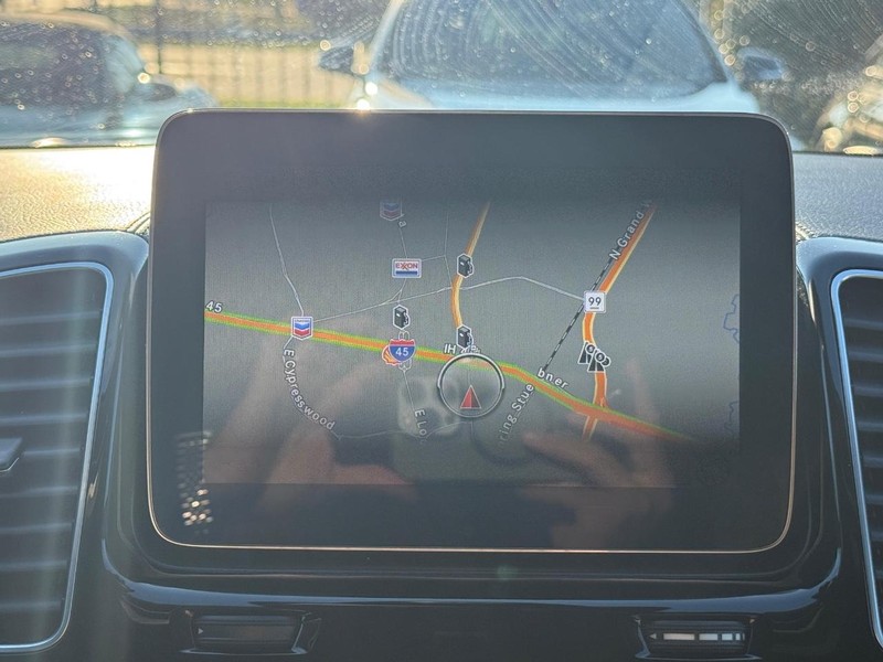 Mercedes-Benz GLS 550 Vehicle Full-screen Gallery Image 26