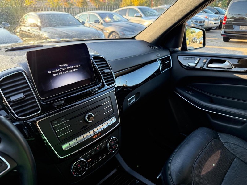 Mercedes-Benz GLS 550 Vehicle Full-screen Gallery Image 27