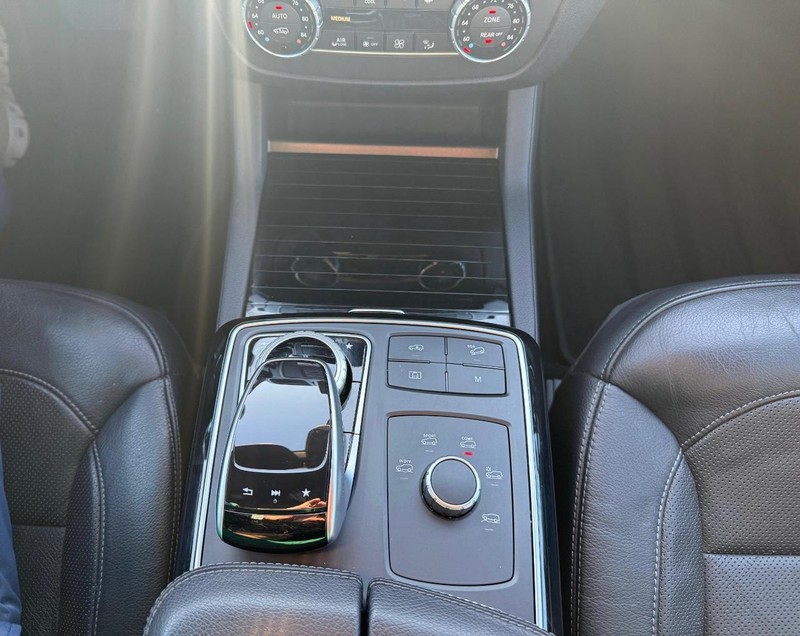 Mercedes-Benz GLS 550 Vehicle Full-screen Gallery Image 28