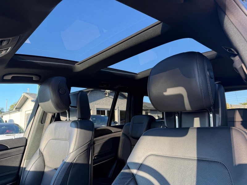 Mercedes-Benz GLS 550 Vehicle Full-screen Gallery Image 29