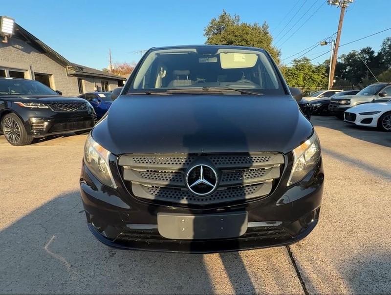 Mercedes-Benz Metris Passenger Van Vehicle Full-screen Gallery Image 02