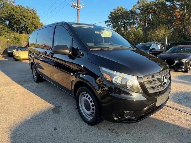 Mercedes-Benz Metris Passenger Van Vehicle Full-screen Gallery Image 03