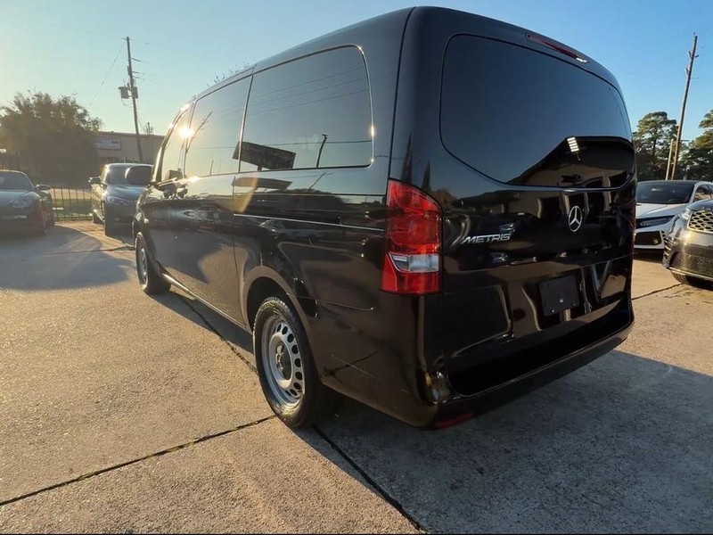 Mercedes-Benz Metris Passenger Van Vehicle Full-screen Gallery Image 04