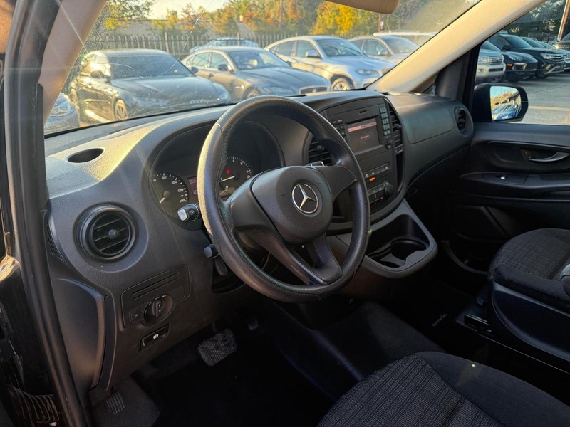 Mercedes-Benz Metris Passenger Van Vehicle Full-screen Gallery Image 05