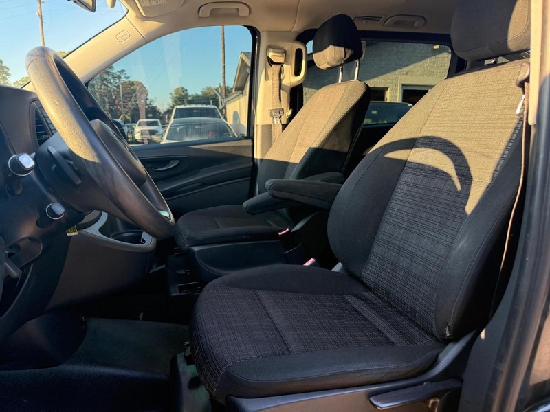 Mercedes-Benz Metris Passenger Van Vehicle Full-screen Gallery Image 06