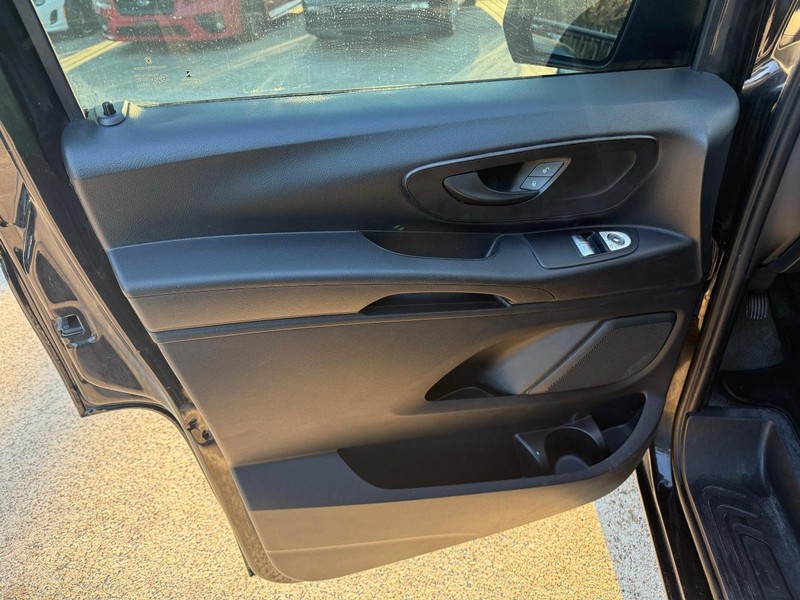 Mercedes-Benz Metris Passenger Van Vehicle Full-screen Gallery Image 07