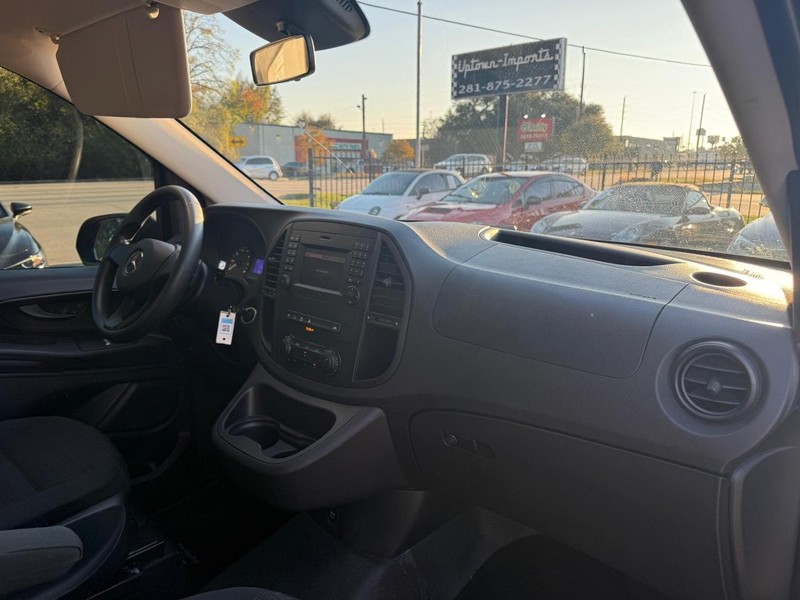 Mercedes-Benz Metris Passenger Van Vehicle Full-screen Gallery Image 08