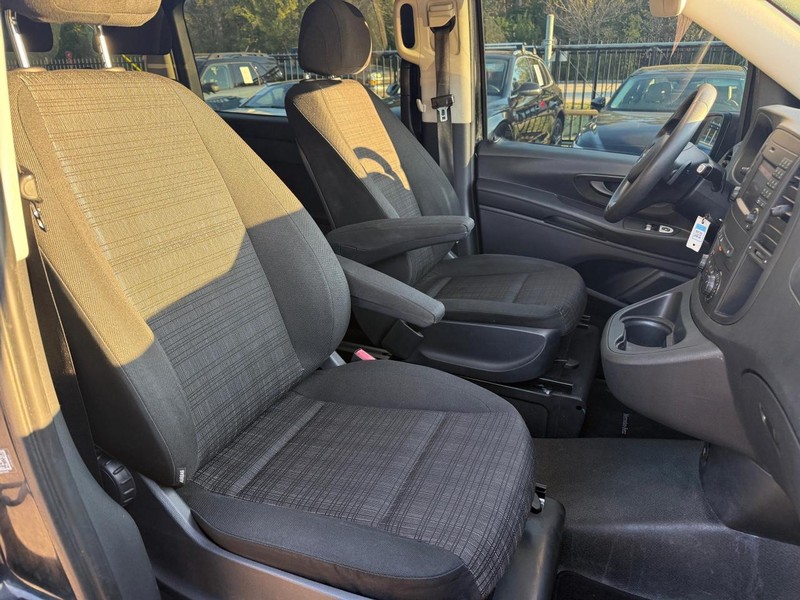 Mercedes-Benz Metris Passenger Van Vehicle Full-screen Gallery Image 09