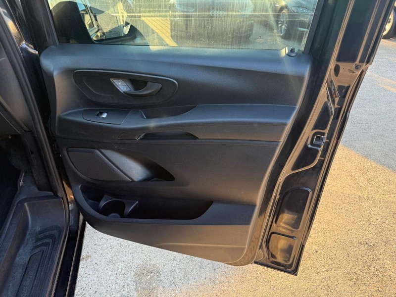 Mercedes-Benz Metris Passenger Van Vehicle Full-screen Gallery Image 10