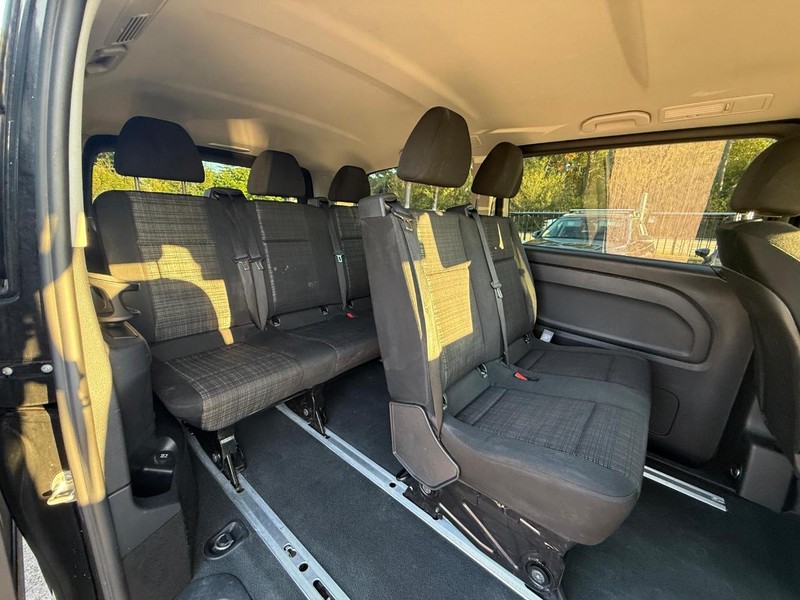 Mercedes-Benz Metris Passenger Van Vehicle Full-screen Gallery Image 12