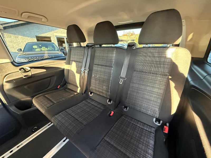 Mercedes-Benz Metris Passenger Van Vehicle Full-screen Gallery Image 13