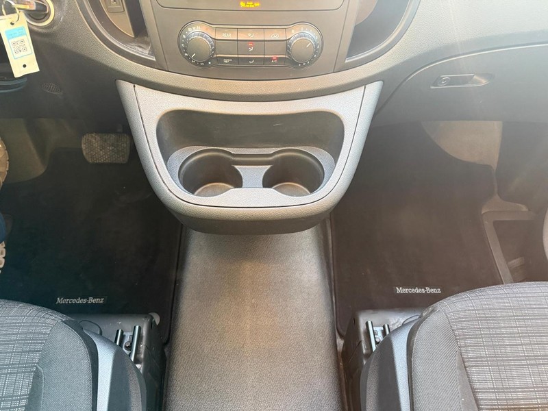 Mercedes-Benz Metris Passenger Van Vehicle Full-screen Gallery Image 16