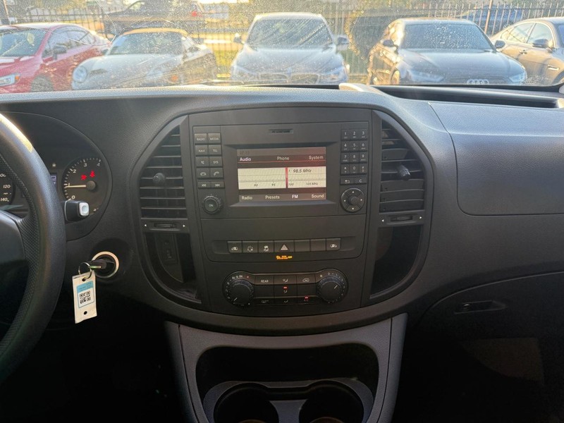 Mercedes-Benz Metris Passenger Van Vehicle Full-screen Gallery Image 17