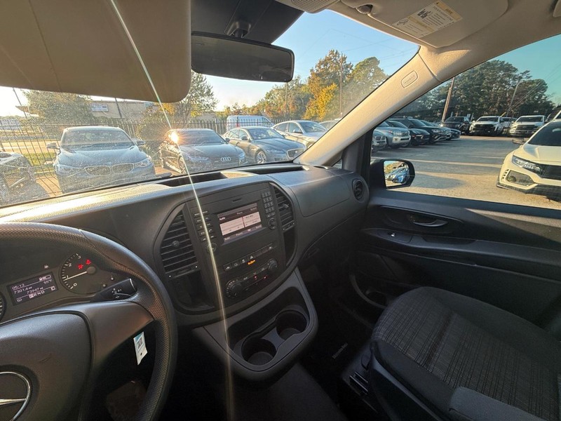 Mercedes-Benz Metris Passenger Van Vehicle Full-screen Gallery Image 19