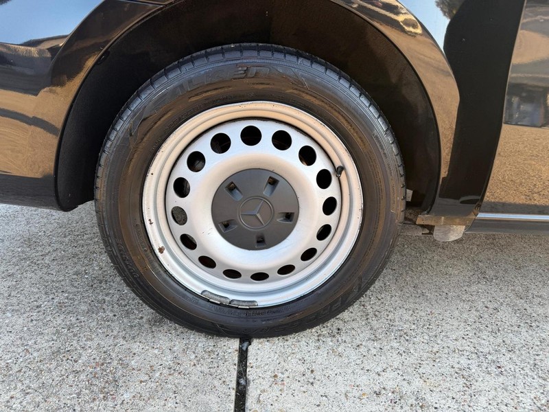 Mercedes-Benz Metris Passenger Van Vehicle Full-screen Gallery Image 20