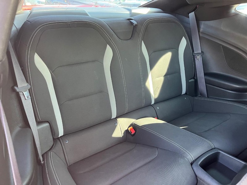 Chevrolet Camaro Vehicle Full-screen Gallery Image 16