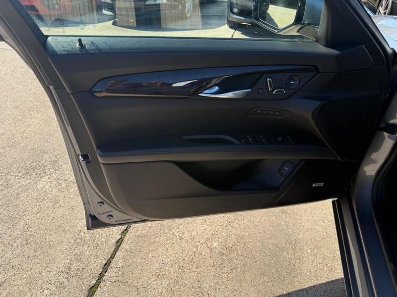 Cadillac CT6 Vehicle Full-screen Gallery Image 12