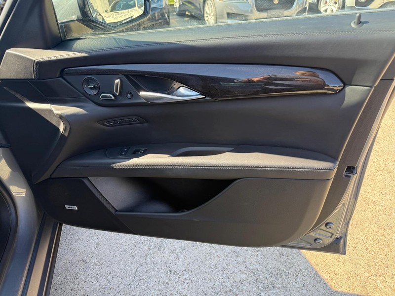 Cadillac CT6 Vehicle Full-screen Gallery Image 15