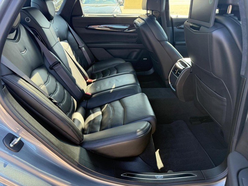 Cadillac CT6 Vehicle Full-screen Gallery Image 16