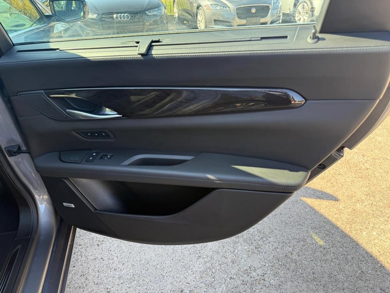 Cadillac CT6 Vehicle Full-screen Gallery Image 17