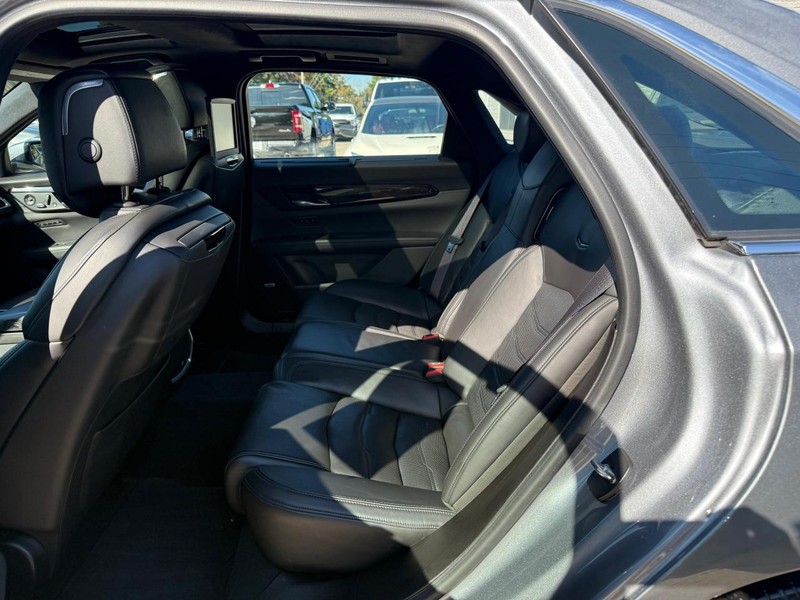 Cadillac CT6 Vehicle Full-screen Gallery Image 18