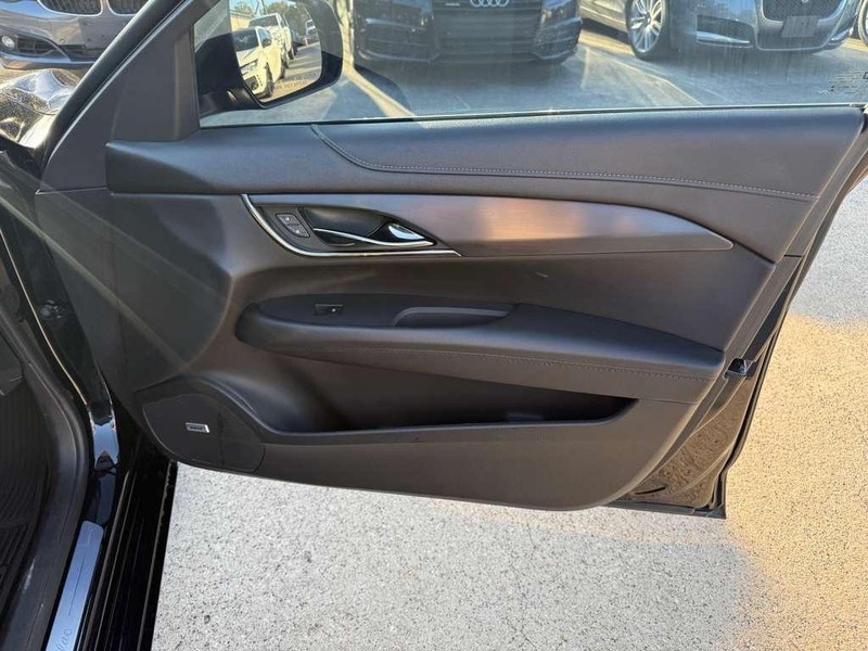 Cadillac ATS Sedan Vehicle Full-screen Gallery Image 13