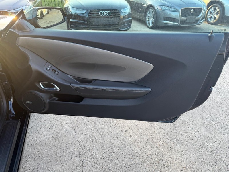 Chevrolet Camaro Vehicle Full-screen Gallery Image 25