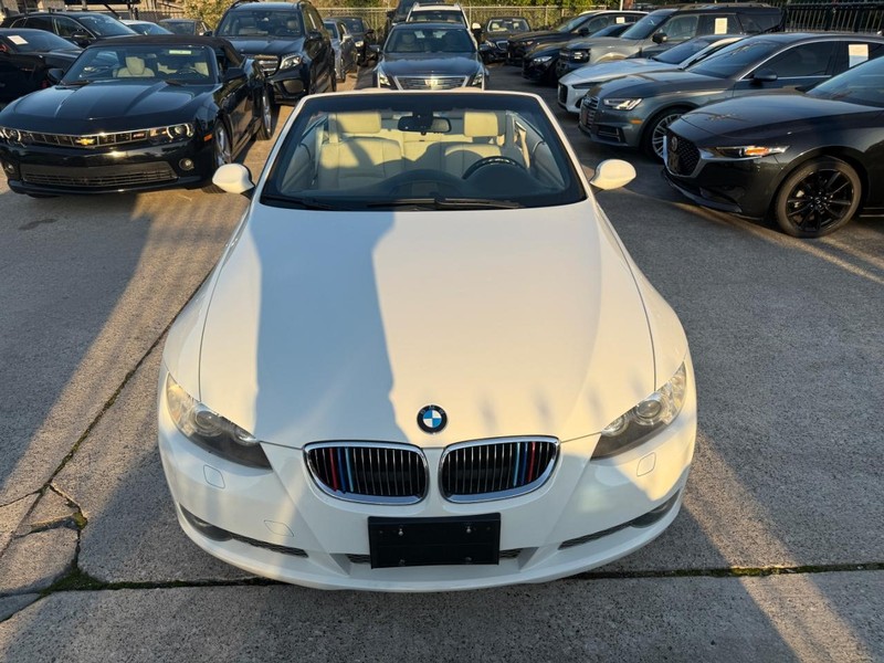 BMW 335i Vehicle Full-screen Gallery Image 03