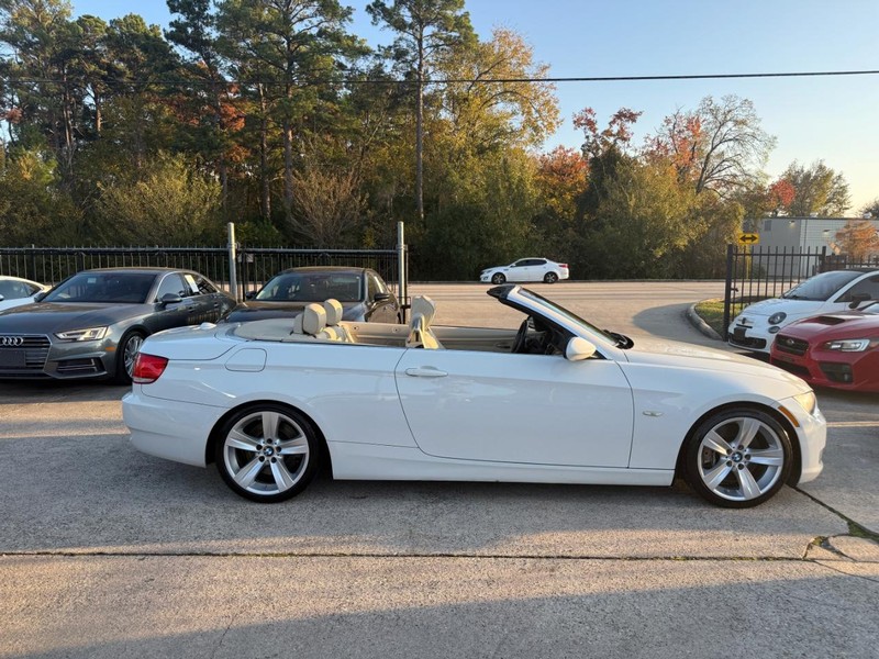 BMW 335i Vehicle Full-screen Gallery Image 09