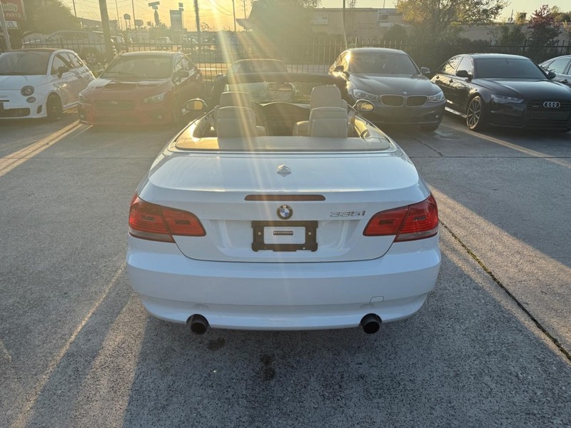 BMW 335i Vehicle Full-screen Gallery Image 12