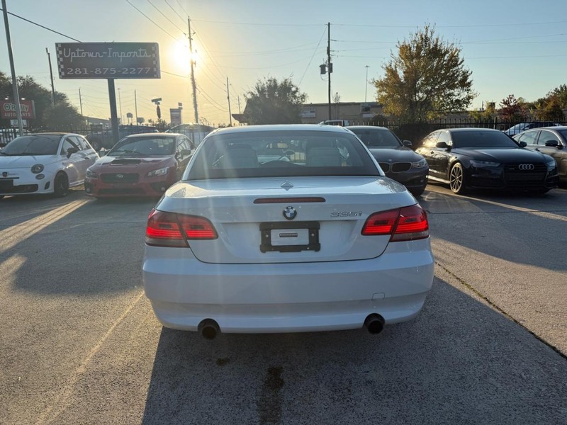 BMW 335i Vehicle Full-screen Gallery Image 13