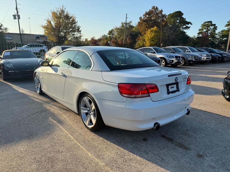BMW 335i Vehicle Full-screen Gallery Image 14