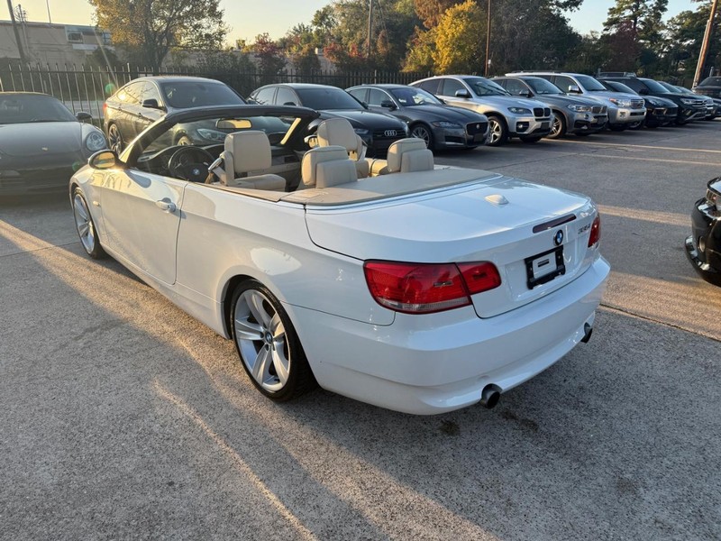 BMW 335i Vehicle Full-screen Gallery Image 15