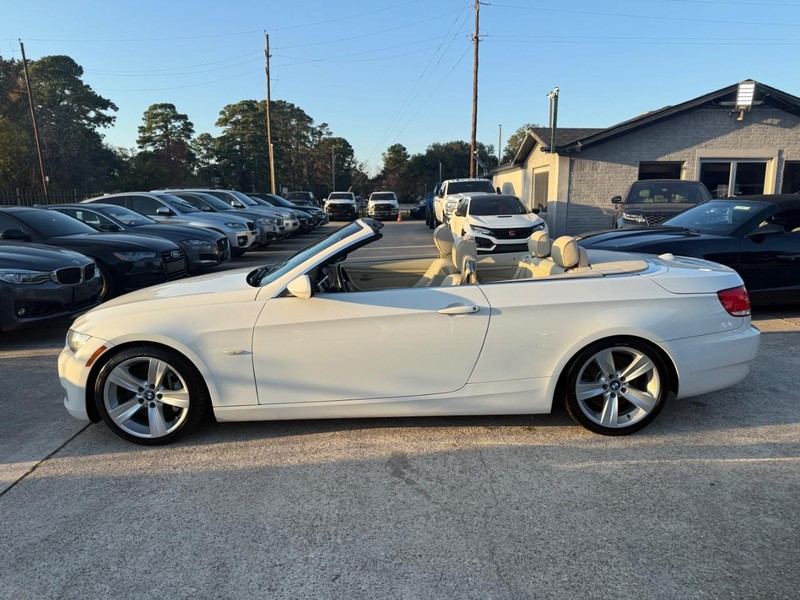 BMW 335i Vehicle Full-screen Gallery Image 16